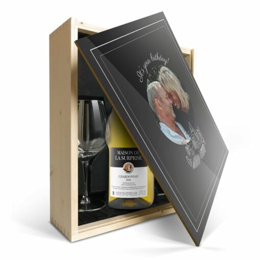 Vingavesæt med glas - Maison de la Surprise Chardonnay - Personlig trækasse