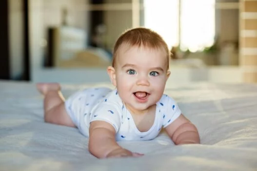 Baby på sengen