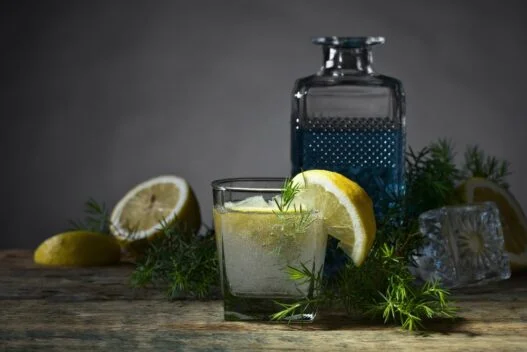 Gin flaske og drink