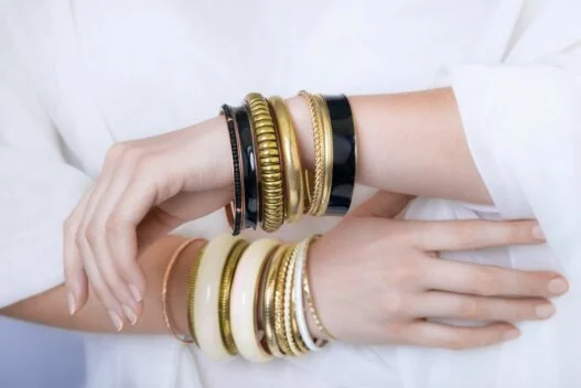 Kvinde der viser forskellige armbånd med gravering