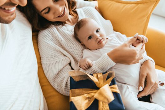 Forældre og baby med barselsgave