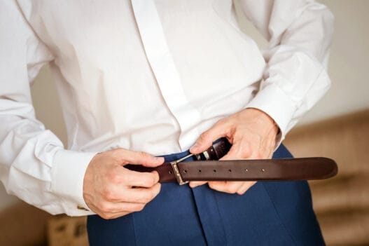 Mand med læderbælte med gravering